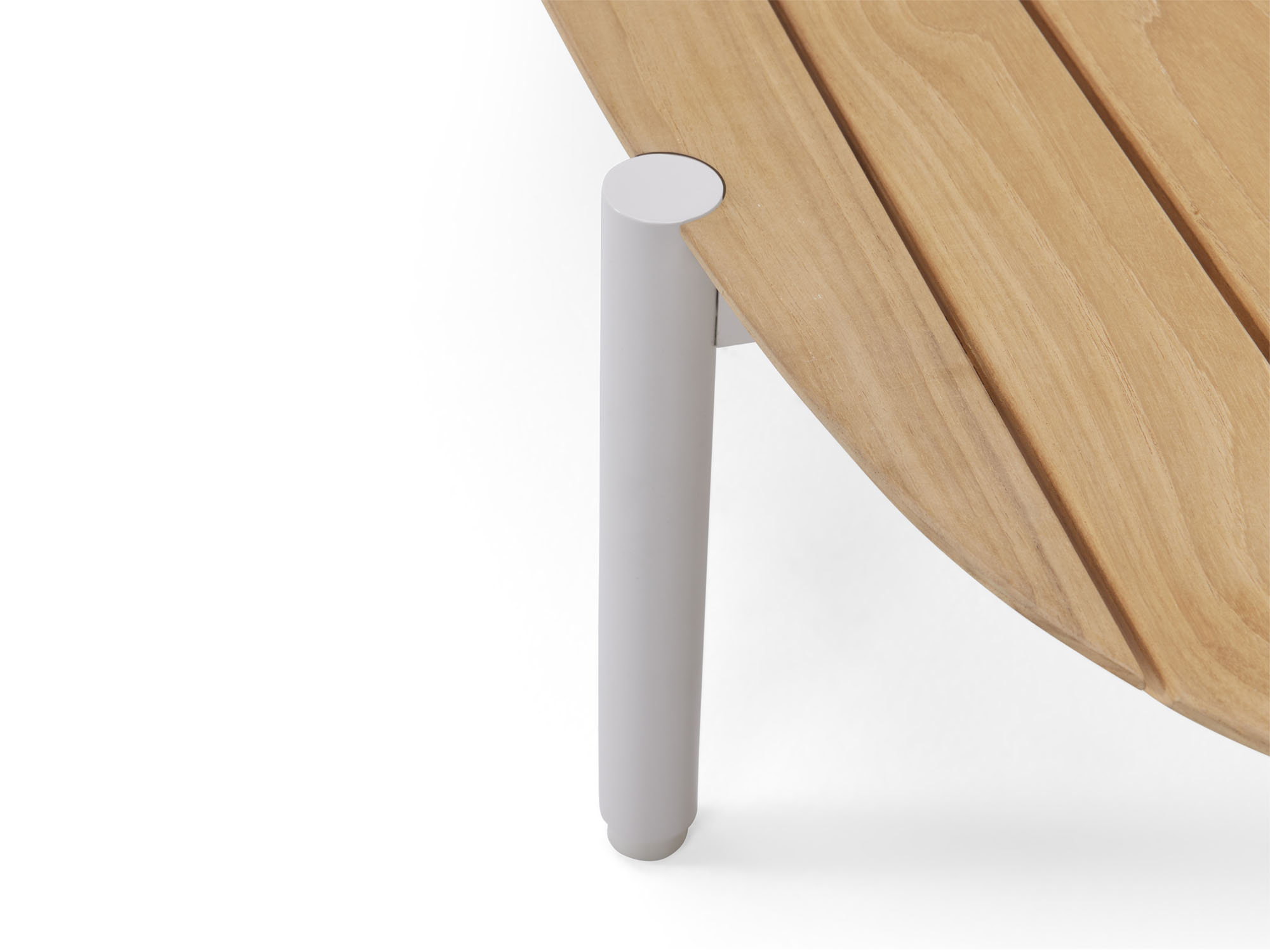 Vue détaillée de la table basse d'extérieur ovale en bois avec pieds blancs